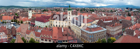 Panorama der Altstadt Sibiu in Siebenbürgen Rumänien: Rat kleiner Platz, katholische Kirche, Turm und anderen alten Gebäuden Stockfoto