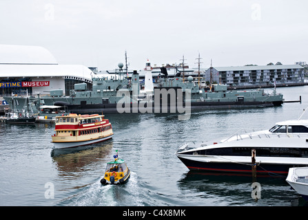 Einige Rentner australische Marine Kriegsschiffe und Boote vertäut an der National Maritime Museum Darling Harbour Sydney NSW Australia Stockfoto