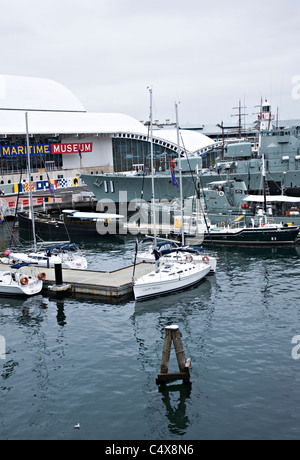 Einige Rentner australische Marine Kriegsschiffe und Boote vertäut an der National Maritime Museum Darling Harbour Sydney NSW Australia Stockfoto