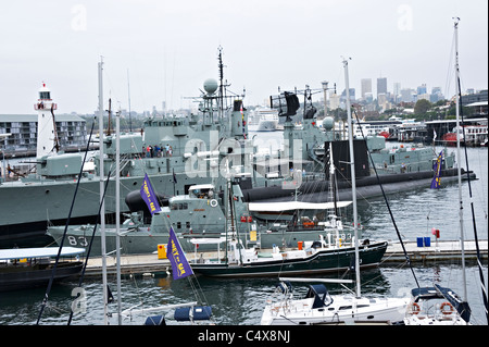 Einige Rentner australische Marine Kriegsschiffe und Boote vertäut an der National Maritime Museum Darling Harbour Sydney NSW Australia Stockfoto