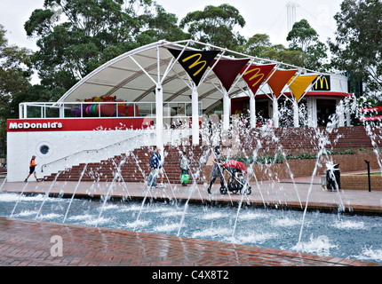 McDonald's-Restaurant mit Springbrunnen und Touristen zu Fuß am Darling Harbour Sydney New South Wales Australien Stockfoto