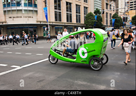 Lime grün Pedapod Rikscha fahren für den touristischen Verkehr auf George Street Sydney neue Süd Wales Australien Stockfoto