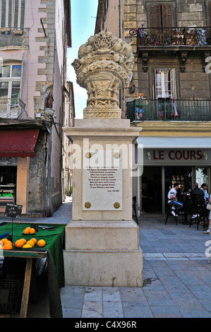 Eine Skulptur aus Marmor von einem großen Korb voller Obst und Gemüse stehen in der Marché du Cours Lafayette, Toulon Stockfoto