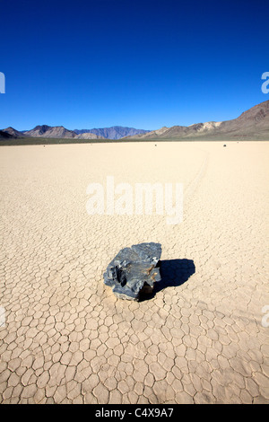 Schiebe-Felsen auf dem Racetrack Playa Boden im Death Valley Nationalpark, Kalifornien Stockfoto