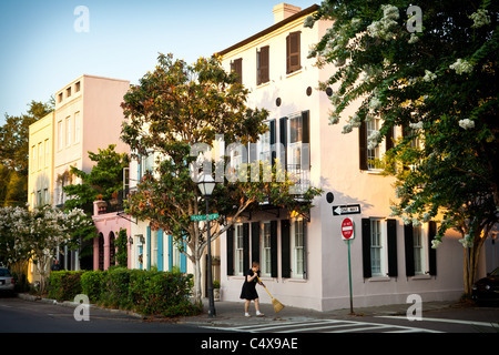 Historische Häuser entlang Rainbow Row in Charleston, SC Stockfoto