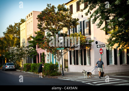 Historische Häuser entlang Rainbow Row in Charleston, SC Stockfoto