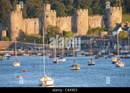 Conwy Castle mit Booten auf die Afon Conwy im Vordergrund Stockfoto