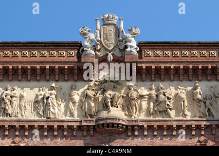 Barcelona Spanien Arc de Triomf oder Triumphbogen zeigt Details der Architektur beteiligt mit Steinskulpturen, Gesimse. Stockfoto