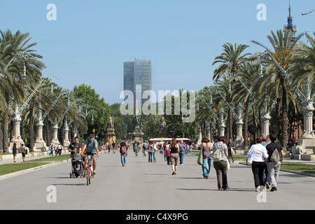 Barcelona-Stadtpark mit Fußgängern und Fahrrädern. Parc De La Ciutadella. Sommererholung und Spaß im Freien und Spaziergang. Stockfoto