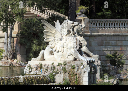 Geflügelten Löwenstatue am Font De La Cascada in Barcelona, Spanien.  Die Statue ist Teil des schönen Brunnens. Stockfoto