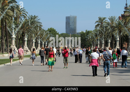 Barcelona-Stadtpark mit Fußgängern und Fahrrädern. Parc De La Ciutadella. Sommererholung und Spaß im Freien und Spaziergang. Stockfoto