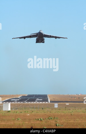 Us Air Force c-5 nehmen Sie vom Flughafen Darwin, Australien Stockfoto