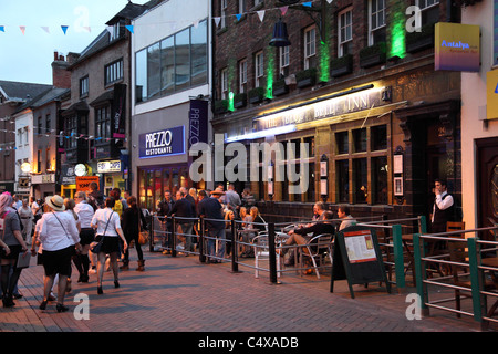 Menschen außerhalb Bars am Samstagabend in Nottingham Stadtzentrum entfernt. Stockfoto