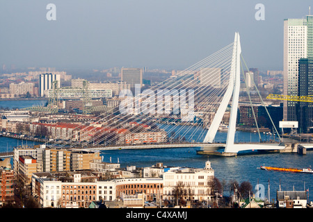 Anzeigen der Euromast Rotterdam Stadt und der Erasmus-Brücke an einem klaren Wintertag. Stockfoto