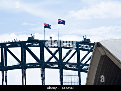 Touristen wie Ameisen auf der berühmten Sydney Harbour Bridge Fuß mit australische Flaggen mit Opernhaus NSW Australia Stockfoto