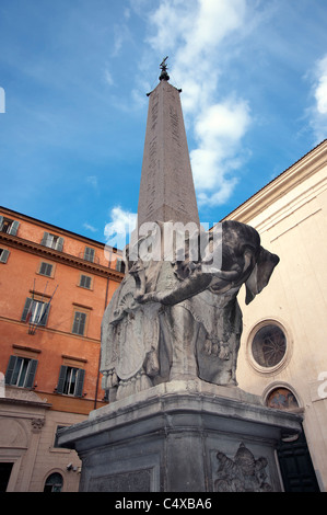 Marmorstatue eines Elefanten von Bernini, Unterstützung ein ägyptischer Obelisk, an der Piazza Della Minerva, Rom angezeigt. Stockfoto