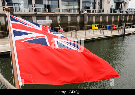 Red Duster geflogen von einem Schiff im Hafen Stockfoto