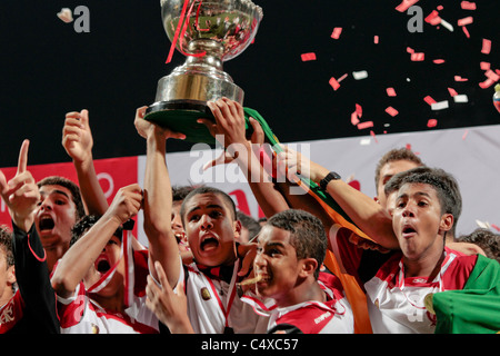 CR Flamengo-Spieler feiern mit den 23. Lion City Cup-Trophäe Stockfoto