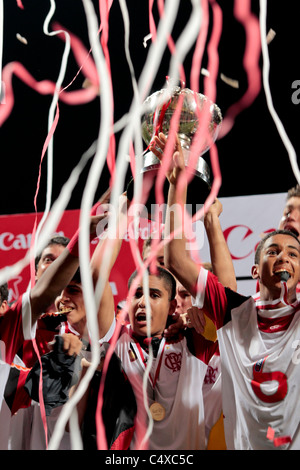 CR Flamengo-Spieler feiern mit den 23. Lion City Cup-Trophäe Stockfoto