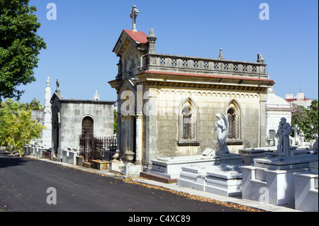 Familiengruft auf dem Doppelpunkt Friedhof (Cementerio de Cristóbal Colón), Havanna, Kuba Stockfoto