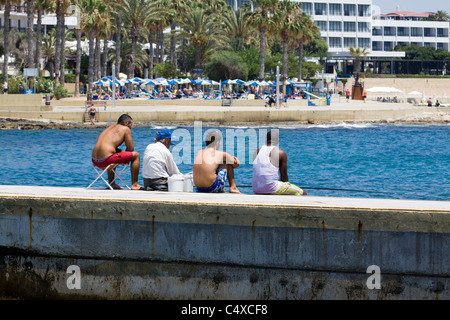 Angeln am Strand in Papfos Zypern Jungs Stockfoto