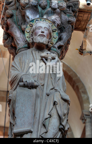St James, romanische Skulptur im Inneren der Kathedrale Santiago De Compostela, Galicien, Spanien Stockfoto