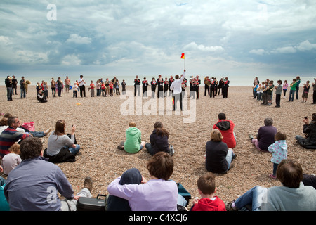 Brass Band spielen am Strand beim Aldeburgh Festival, Aldeburgh Suffolk UK Stockfoto