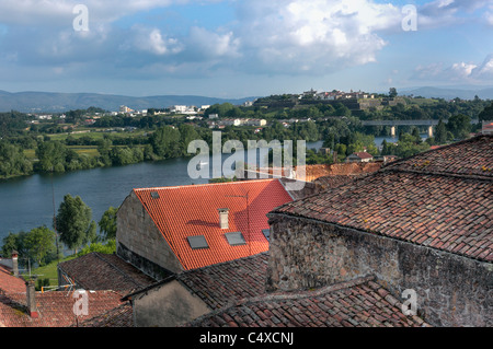 Blick auf Fluss Minho und portugiesischen Stadt Valenca, Tui, Galicien, Spanien Stockfoto