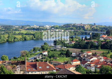 Blick auf Fluss Minho und portugiesischen Stadt Valenca, Tui, Galicien, Spanien Stockfoto