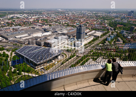 BMW Gebäude und BMW Welt gesehen vom Olympiaturm - München, Deutschland Stockfoto