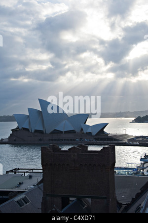 Am frühen Morgen Sonnenstrahlen durchdringen den Himmel über das Sydney Opera House am Bennelong Point NSW Australia Stockfoto