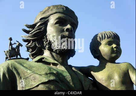 Che Guevara-Statue vor dem Sitz des provinziellen Ausschusses der kommunistischen Partei, Santa Clara, Kuba Stockfoto