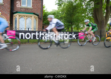 Radfahrer vorbei ein Nordfelsen-Banner in der Leazes Kriterien 2011 Stockfoto