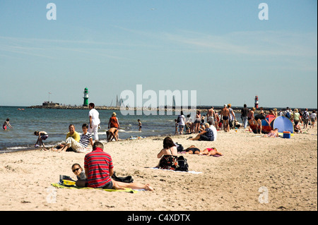 Menschen entspannen am Strand, Warnemünde, Deutschland Stockfoto