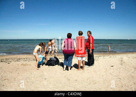 Menschen entspannen am Strand, Warnemünde, Deutschland Stockfoto