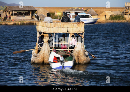 Ein Boot von Torta oder Schilf auf den schwimmenden Inseln der Uros auf dem Titicacasee in den peruanischen Anden Stockfoto