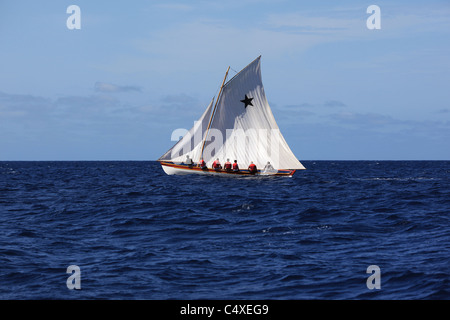 Ein traditioneller Walfang-Boot segeln vor Lajes do Pico, Insel Pico, Azoren. Stockfoto