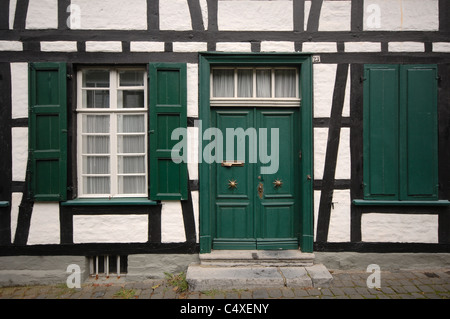 Tür Und Fenster Eines Fachwerkhauses in Monschau. Stockfoto