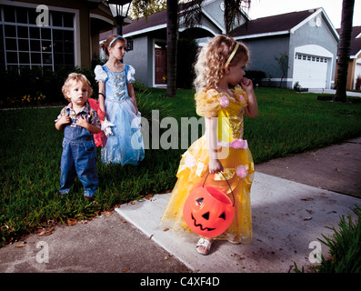 Kinder bereit für Halloween treating Stockfoto