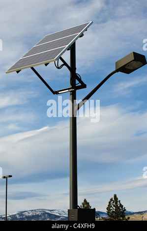 Außenbeleuchtung ist powered by Sonnenkollektoren am Feuer Sciences Laboratory in Missoula, Montana. Stockfoto