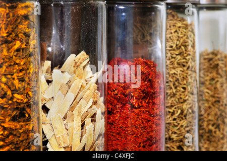 Traditionelle chinesische Medizin Kräuter und Heilmittel in Gläsern Stockfoto