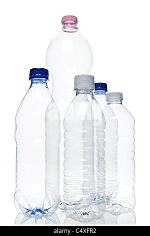 Sortierte klaren leere Plastikflaschen recycelbare isoliert auf weiss Stockfoto