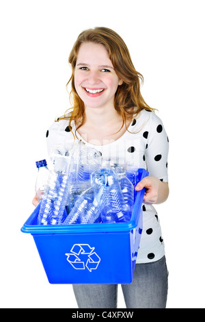 Lächelnde junge Frau hält voll recycling-Box isoliert auf weiss Stockfoto