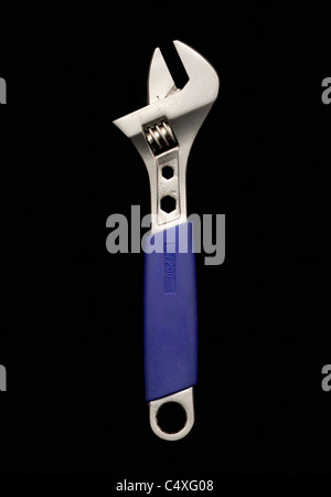 verstellbarer Schraubenschlüssel auf schwarzem Hintergrund Stockfoto