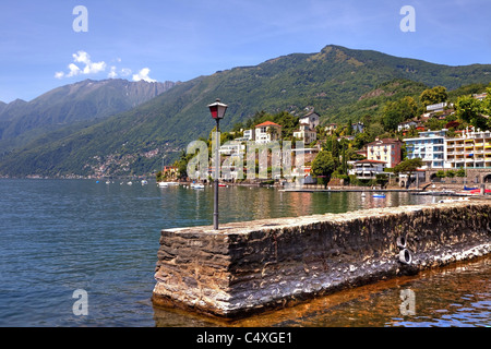 Blick auf den Monte Verita bei Ascona vom alten Hafen Stockfoto