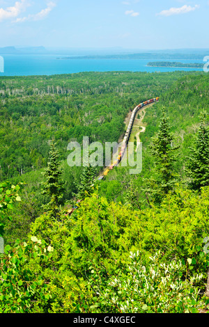 Güterzug durch Wald von Nordontario in der Nähe von Lake Superior in Kanada Stockfoto