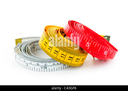 Drei bunte Messbänder zusammengerollt auf weißem Hintergrund Stockfoto