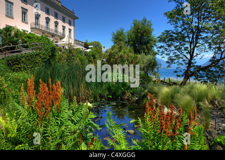Blick auf die Villa und am Teich des Botanischen Gartens der Isole di Brissago im Tessin Stockfoto