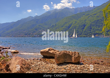 Blick auf den Lago Maggiore mit Segelbooten Stockfoto