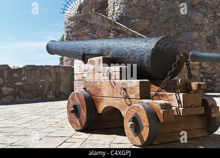 alte Eisen-Kanone Hinweisen zum Meer in Camogli, Italien Stockfoto